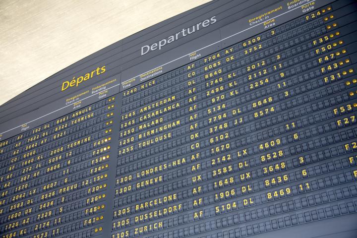 Una panel de llegadas y salida en el aeropuerto de París.