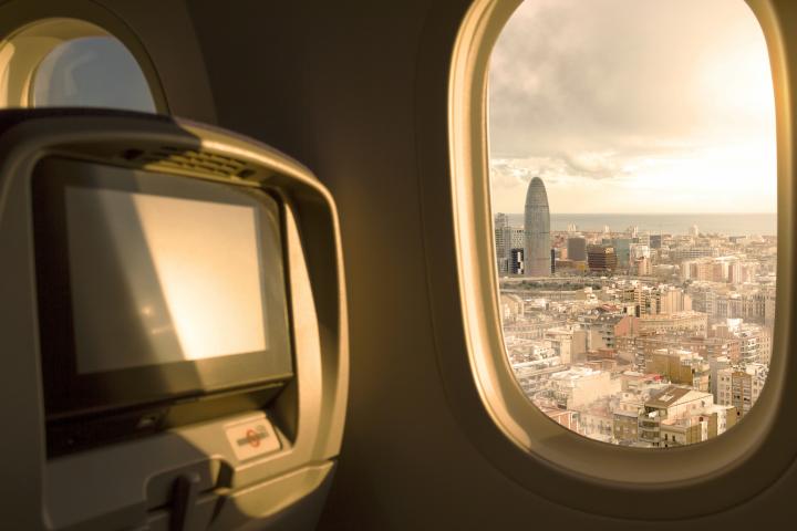 Vista del 'skyline' de Barcelona desde la ventanilla de un avión.