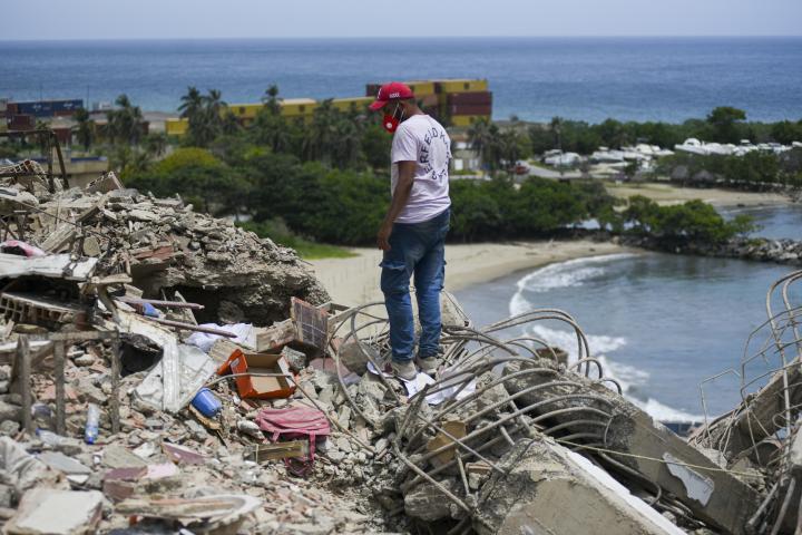 Voluntarios buscan entre las ruinas de Caraballeda, en La Guaira, epicentro del doble terremoto de Venezuela.