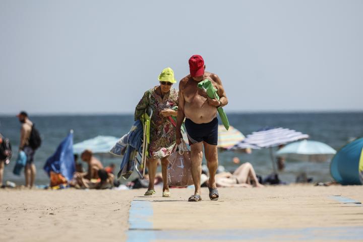 Bañistas se marchan de una playa de Valencia en una imagen de archivo