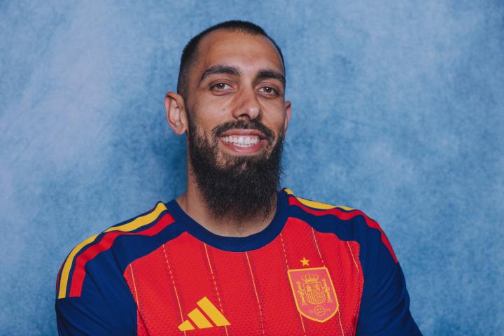 Borja Iglesias, en una sesión de fotos para la selección.