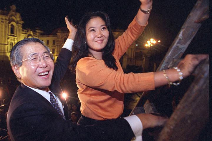 El entonces presidente peruano Alberto Fujimori y su hija, Keiko, saludan a sus simpatizantes ante el Palacio Presidencial, el 19 de septiembre de 2000, en Lima (Perú).