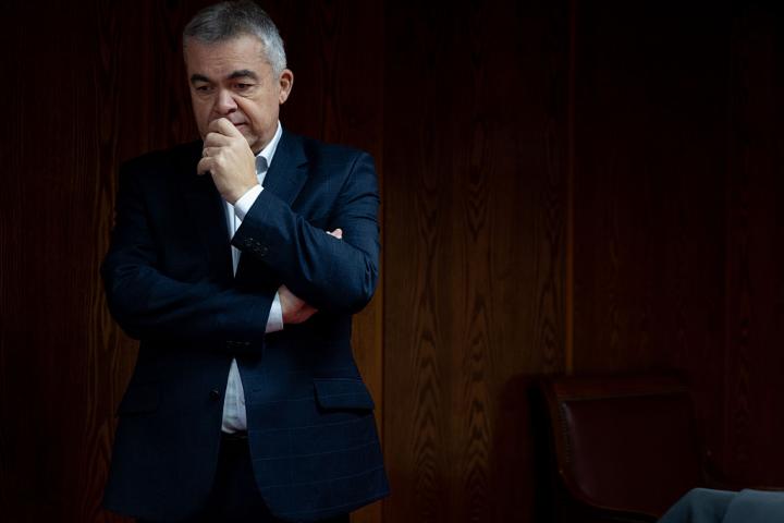 MADRID, SPAIN - DECEMBER 17: The former secretary of Organization of the PSOE Santos Cerdan upon his arrival at the Commission of Investigation of the 'Koldo case', in the Senate, on 17 December, 2025 in Madrid, Spain. Cerdan appears before the commission almost a month after his release from prison, where he remained for five months following the publication of a report by the Central Operative Unit (UCO) of the Guardia Civil that placed him at the epicenter of an alleged corrupt scheme to collect bribes in exchange for public works awards. This is the second occasion on which he appears as he was questioned by this forum a few months ago when he was in charge of the Secretariat of Organization of the PSOE. (Photo By Eduardo Parra/Europa Press via Getty Images)