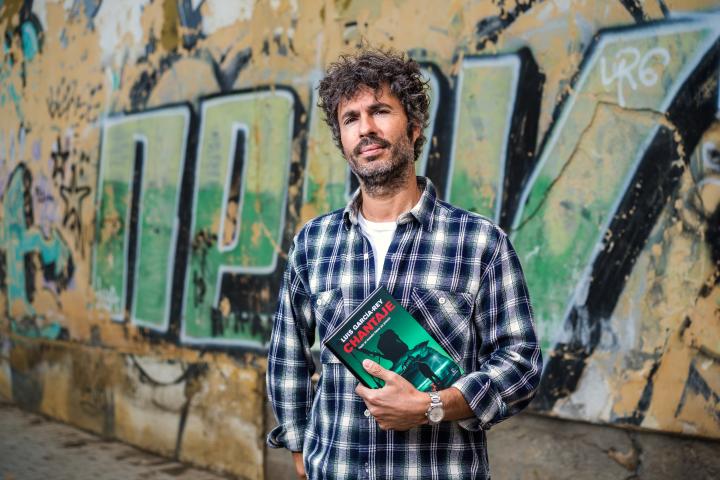 El periodista deportivo y escritor Luis García-Rey posando con su nuevo libro, 'Chantaje'-