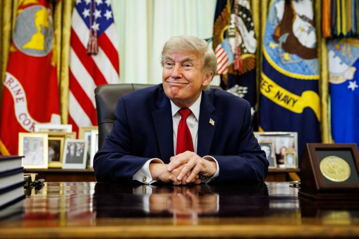 El presidente estadounidense Donald Trump, en el Despacho Oval, antes de firmar una orden ejecutiva sobre reparaciones de vehículos, el 29 de junio de 2026.