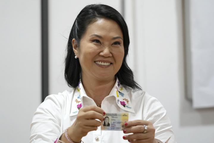 Fotografía de archivo del 7 de junio de 2026 de Keiko Fujimori en Lima (Perú), mostrando su DNI antes de emitir su voto en el colegio electoral.