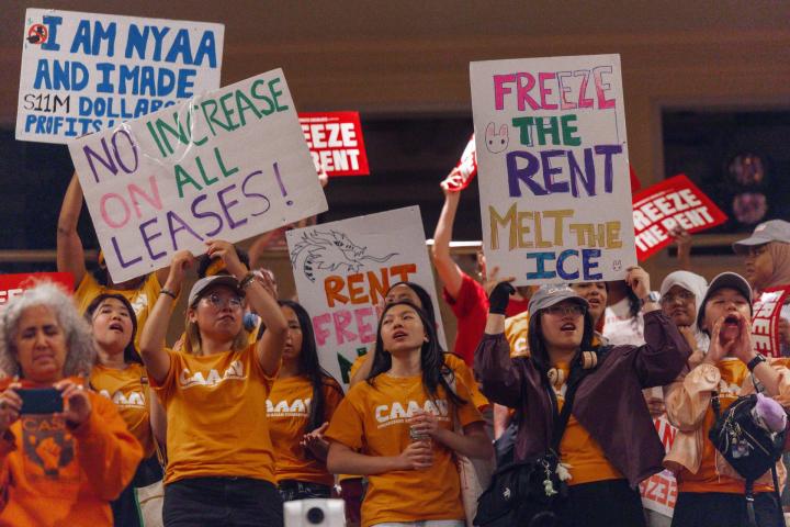NEW YORK (United States), 25/06/2026.- People react after New York City's Rent Guidelines Board votes to freeze rents for both one-year and two-year leases for the city's one million rent-regulated apartments, in New York, New York, USA, 25 June 2026. The rent-controlled rent freeze was one of the key campaign promises of New York Mayor Zohran Mamdani. (Nueva York) EFE/EPA/OLGA FEDOROVA