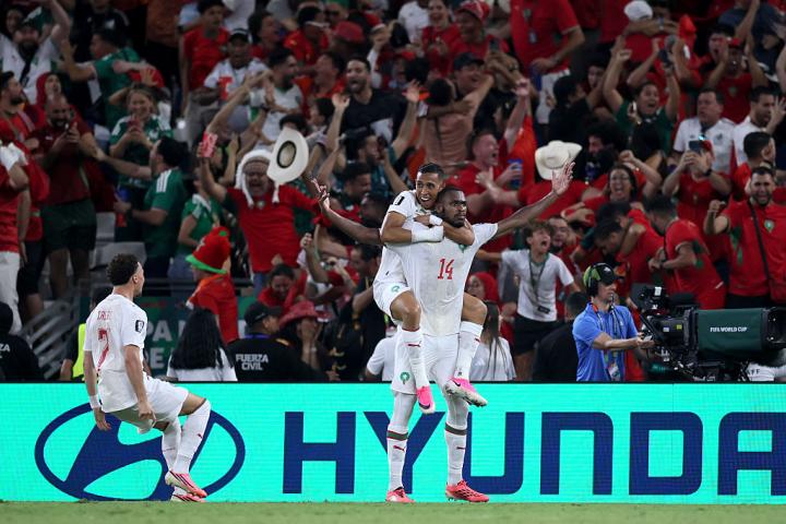 Issa Diop celebra con su compañero Soufiane Rahimi el primer gol de Marruecos durante el partido de dieciseisavos del Mundial ante Países Bajos, en Guadalupe (México), el 29 de junio de 2026.