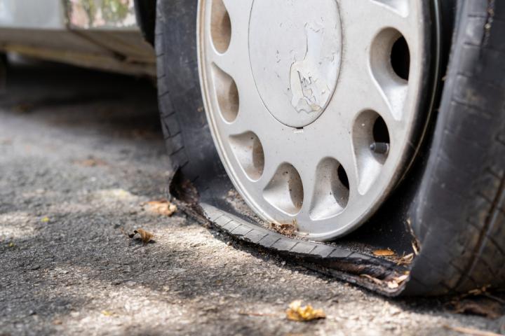 La rueda de un coche abandonado, en una imagen de archivo