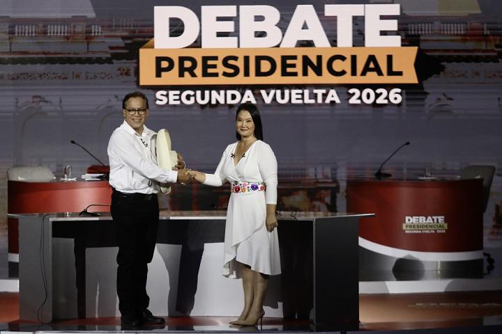 Los candidatos presidenciales Keiko Fujimori, de Fuerza Popular, y Roberto Sánchez, de Juntos por el Perú, participan en un debate en Lima (Perú), el 31 de mayo de 2026.
