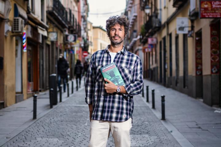 Luis García-Rey junto a su tercer libro, 'Chantaje', en un calle de Madrid.
