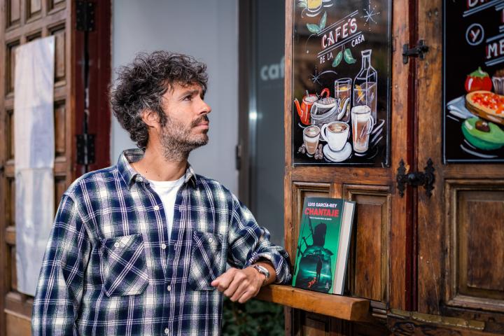 Luis García-Rey junto a su tercer libro, 'Chantaje'.