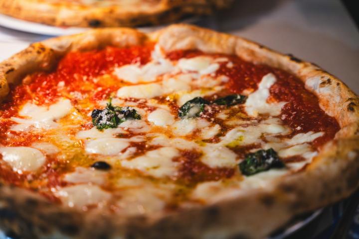 Pizza Margherita tradicional napolitana.