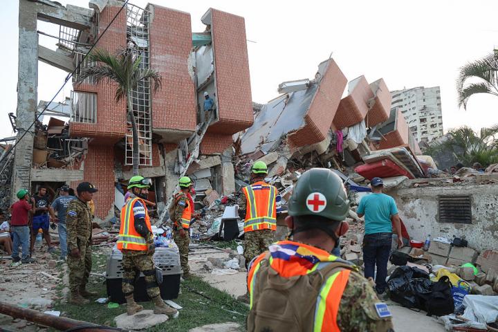 Servicios de rescate trabajan el 26 de junio de 2026 en Caracas (Venezuela), tras el doble terremoto.