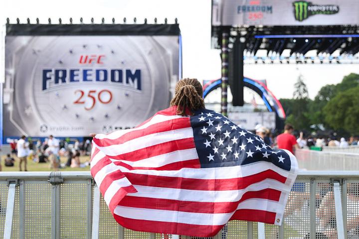 Una aficionada, entre el público durante el UFC Freedom 250 Fan Fest, el megaevento histórico de artes marciales mixtas, el 14 de junio de 2026, en Washington, DC.