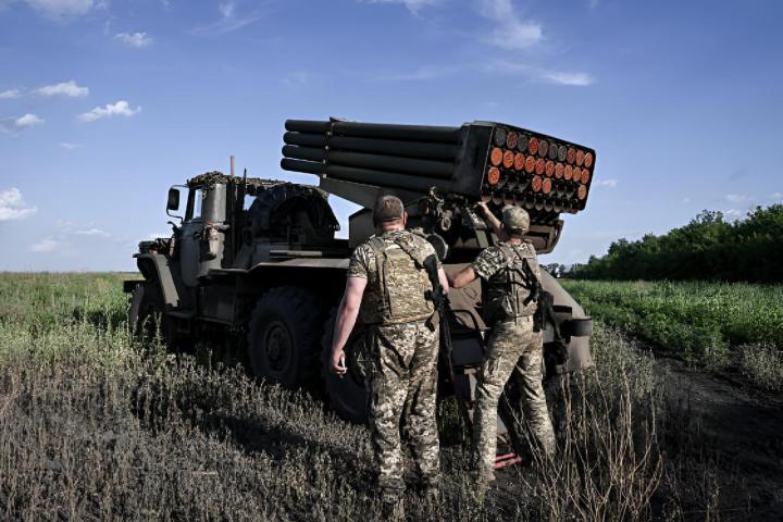 Un artillero de la 148.ª Brigada de Artillería Independiente Zhytomyr de las Fuerzas Aerotransportadas de Ucrania ajusta la mira de un sistema de lanzamiento múltiple de cohetes BM-21 Grad en el sector de Oleksandrivka