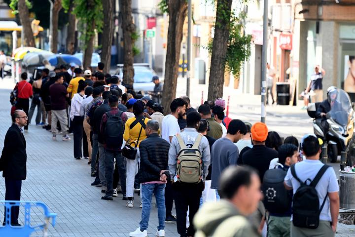 Una de las largas colas del proceso de regularización masiva de migrantes, en Barcelona (Catalunya).