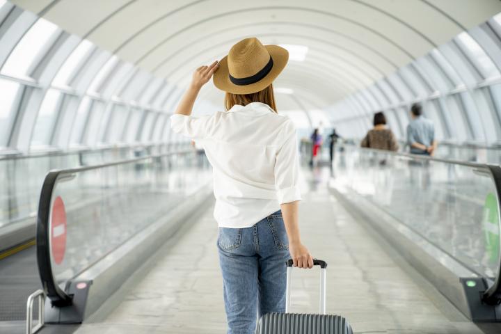 Una viajera, en un aeropuerto.