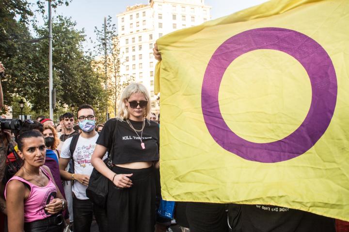 Bandera intersex en la manifestación del Orgullo LGTBIQ+ en Barcelona en 2022.