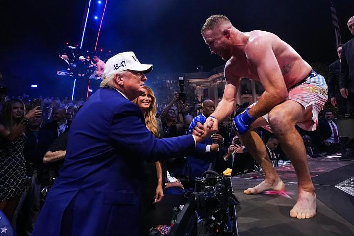 El boxeador Justin Gaethje conversa con el presidente de EEUU, Donald Trump, durante la pelea en el evento UFC Freedom 250, en la Casa Blanca, el 14 de junio de 2026.
