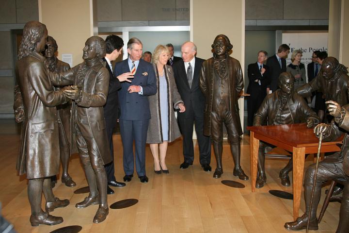 El entonces príncipe de Gales y su esposa Camilla observan una escultura de los Padres Fundadores en el Centro Nacional de la Constitución de EEUU, en Filadelfia, en 2007.