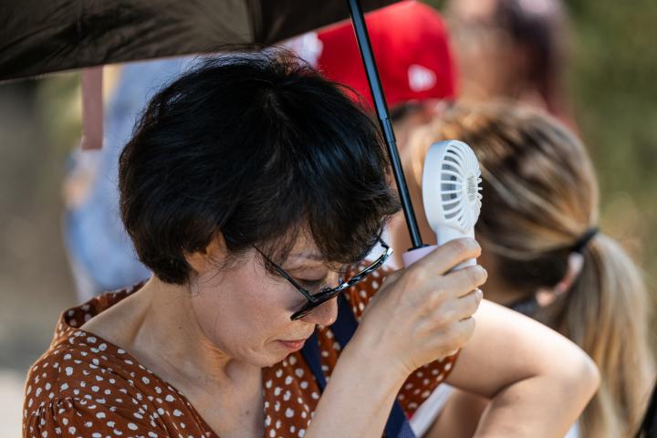 Turista asiática pasando calor