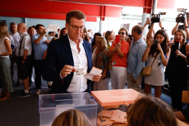 El presidente del PP, Alberto Núñez Feijóo, votando en las generales del 23 de julio de 2023