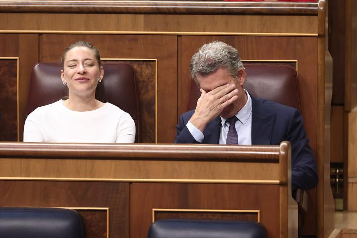 MADRID, SPAIN - JUNE 24: The PP’s spokesperson in Congress, Ester Muñoz, and the PP’s leader, Alberto Nuñez Feijoo, during a question time session in the Congress of Deputies on 24 June 2026, in Madrid, Spain. The Prime Minister appears before the Lower House to report on the political situation following developments in the investigations into his wife, the ‘Leire case’ and former Prime Minister Zapatero, as well as the Supreme Court’s conviction of former minister Abalos, his adviser Koldo, and businessman Victor de Aldama. (Photo By Eduardo Parra/Europa Press via Getty Images)