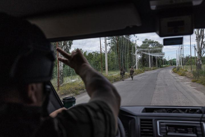 Fuerzas militares ucranianas vigilan y evacúan la población de Druzhkivka