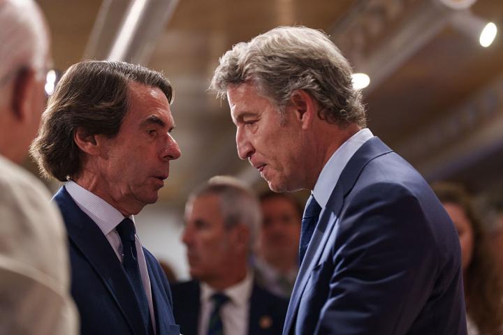 SPAIN - SEPTEMBER 19: The former Prime Minister of Spain, Jose Maria Aznar, and the President of the PP, Alberto Nuñez Feijoo, during the closing ceremony of the FAES Campus, on 19 September, 2025 in Madrid, Spain. This year's FAES meeting is marked by Sanchez's offensive against Israel due to the situation in Gaza. In fact, the Executive is preparing an urgent decree law with nine measures, among them the embargo of arms to Israel or prohibiting the transit through Spanish ports to all ships carrying fuel for the Israeli armed forces. (Photo By Matias Chiofalo/Europa Press via Getty Images)