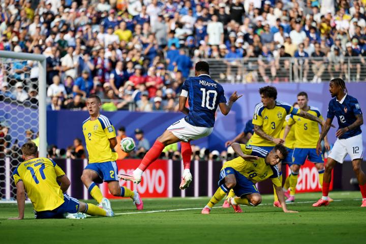 Kylian Mbappé, marcando ante Suecia