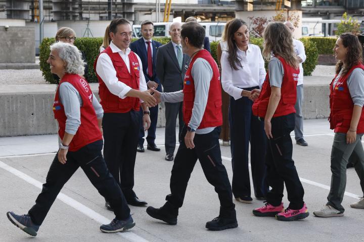 La reina Letizia y el ministro de Asuntos Exteriores, José Manuel Albares, despiden al equipo de AECID que parte para Venezuela, el 1 de julio de 2026.
