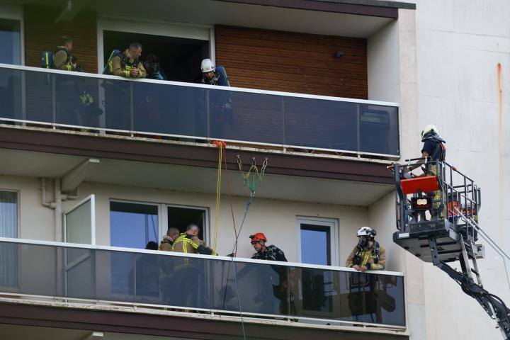 Los bomberos realizan tareas de rescate y evacuación en un edificio de diez plantas en Amberes (Bélgica).