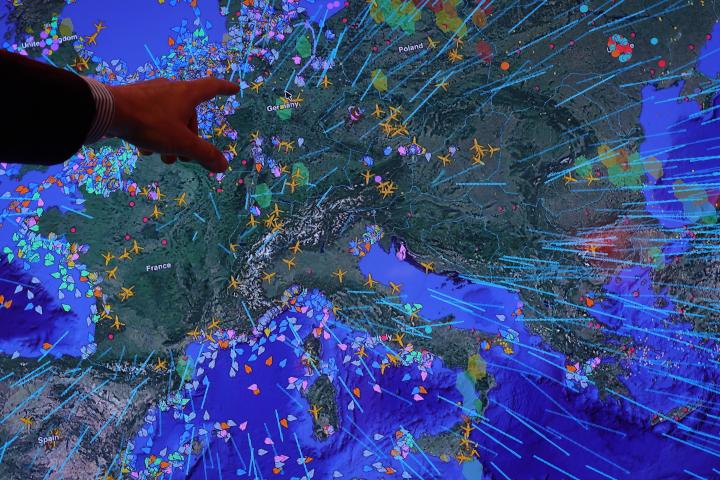 Mapa que registra barcos, aeronaves y satélites y detecta posibles disrupciones en un nuevo centro de innovación y seguridad en Berlín, Alemania