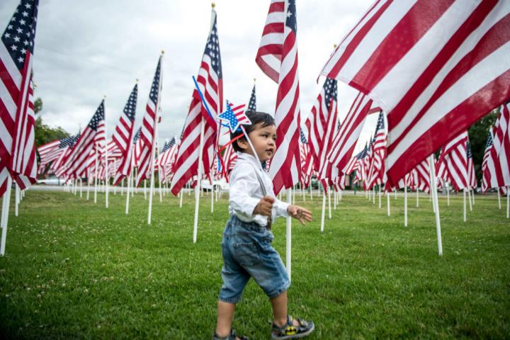 Miles Rios, de dos años y residente en Arcadia, corre por la exhibición 'Campo del Honor' sobre la guerra de Vietnam en Los Ángeles (California), el jueves 25 de mayo de 2016.
