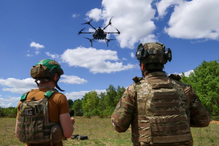Pilotos ucranianos controlando un dron FPV, en una imagen de archivo