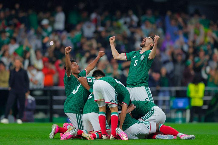 Raúl Jiménez, de México, celebra tras anotar el segundo gol durante el partido de dieciseisavos del Mundial ante y Ecuador, en el Ciudad de México, el 30 de junio de 2026.