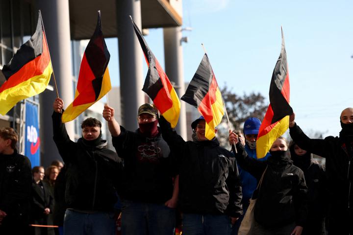Simpatizantes del partido Alternativa para Alemania (AfD) ondean banderas durante un mitin en Hohenschoenhausen (Berlín), el 22 de febrero de 2025.