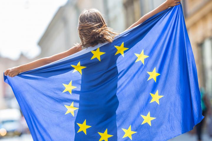 Una adolescente se coloca la bandera de la Unión Europea a modo de capa, en una imagen de archivo.