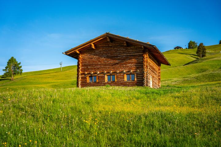 Una cabaña de madera en pleno campo