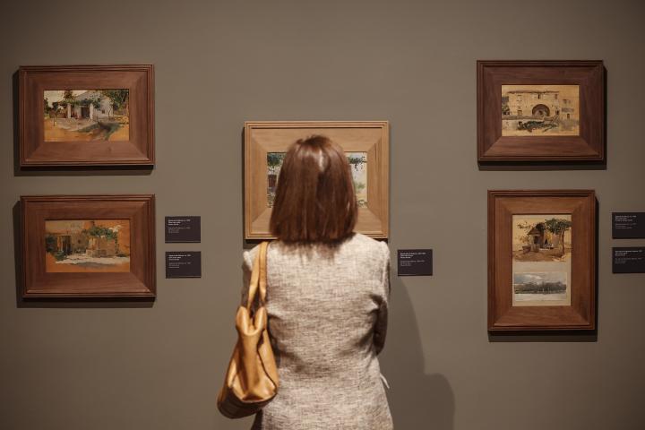Una mujer en una exposición de Sorolla la Casa Museo Benlliure de Valencia