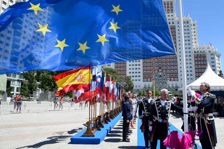Varios soldados, durante el acto solemne del 43º aniversario del izamiento de la bandera de Europa, el 9 de mayo de 2023, en Madrid.