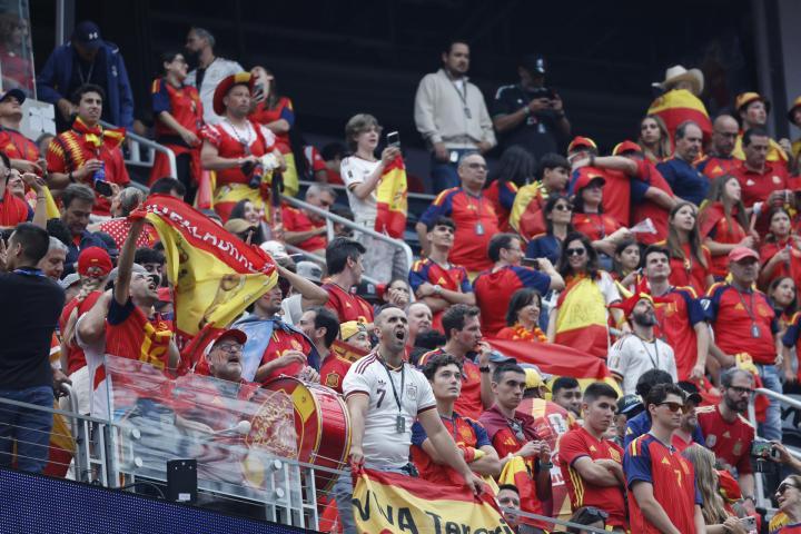 Aficionados españoles antes del partido de la eliminatoria del Mundial 2026 que las selecciones nacionales de España y Austria.