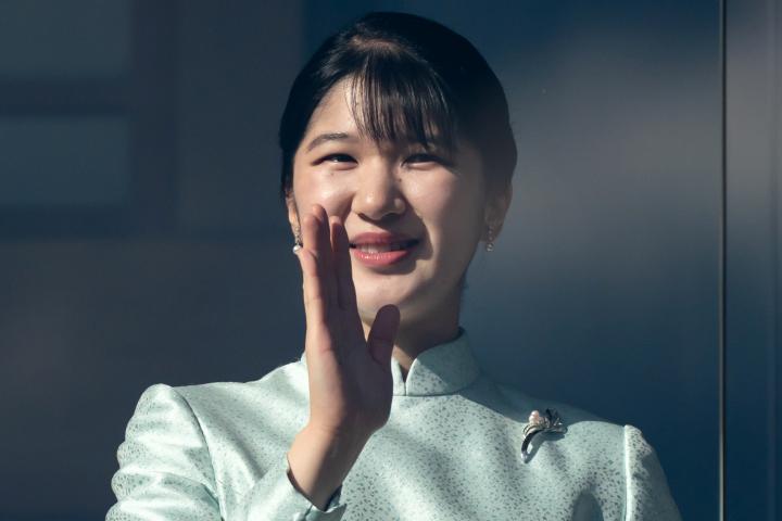 Aiko de Japón saludando en su aparición por el año nuevo
