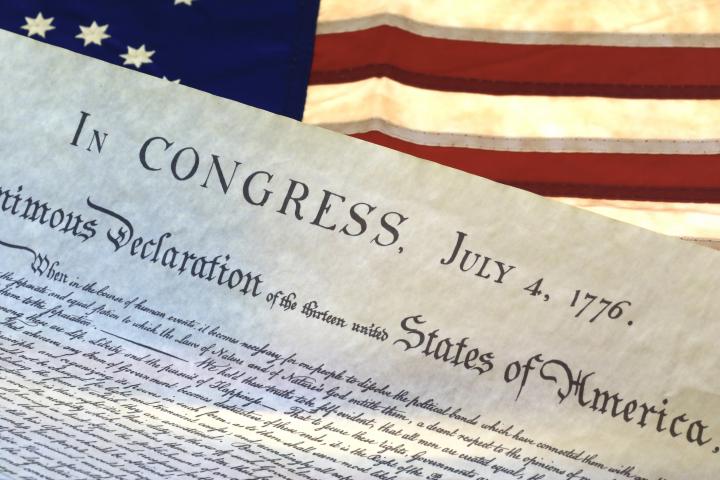 Declaración de Independencia de los Padres Fundadores de EEUU, sobre una bandera nacional.