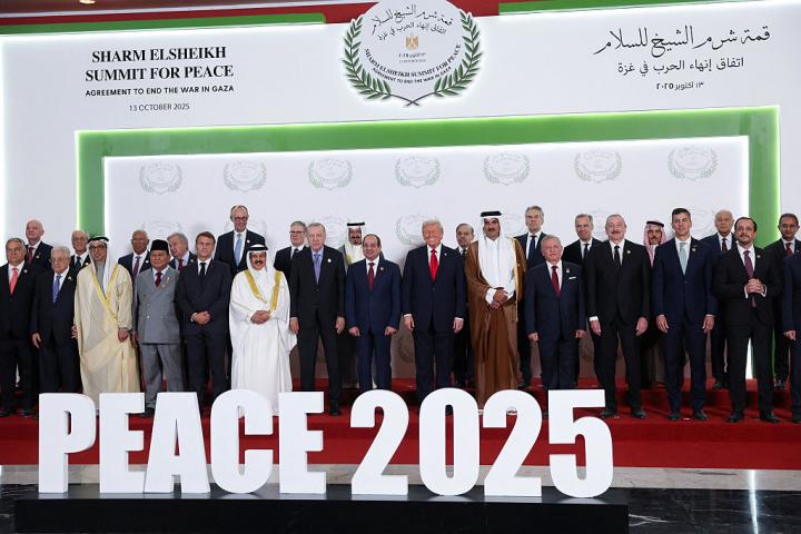Foto de familia de los líderes que apoyan el plan de paz para Gaza del presidente de EEUU, Donald Trump, en su puesta de largo en Sharm el-Sheikh (Egipto), el 13 de octubre de 2025.