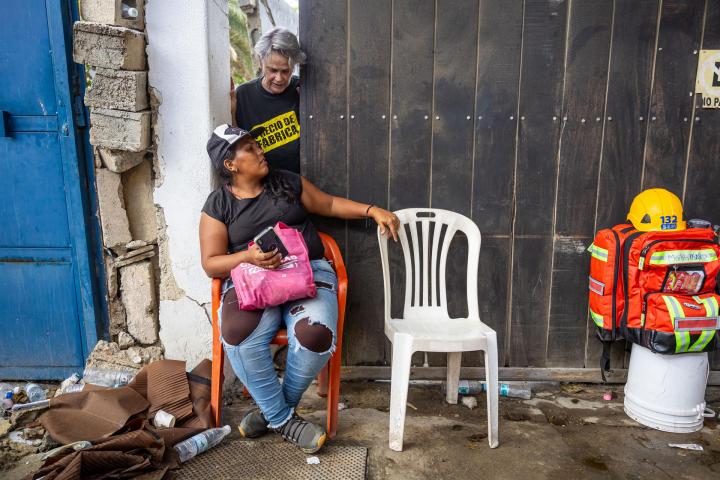 Gusbimar González espera información de su esposo Hernan Gil, que sigue atrapado en los escombros de un edificio en Catia La mar, en La Guaira (Venezuela), el 30 de junio de 2026.