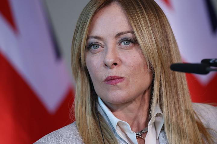 La primera ministra italiana, Giorgia Meloni, atiende a los medios durante la reunión del Grupo de los Cinco Europeos (E5) más la OTAN, el 24 de junio de 2026 en Berlín (Alemania).
