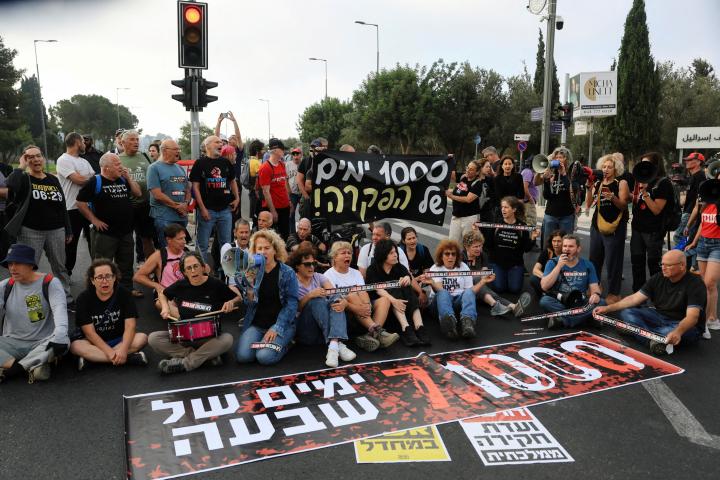 Manifestantes bloquean una carretera frente a la Knesset, en Jerusalén, para conmemorar los 1.000 días del ataque de Hamás y pedir cuentas a su Gobierno, el 2 de julio de 2026.