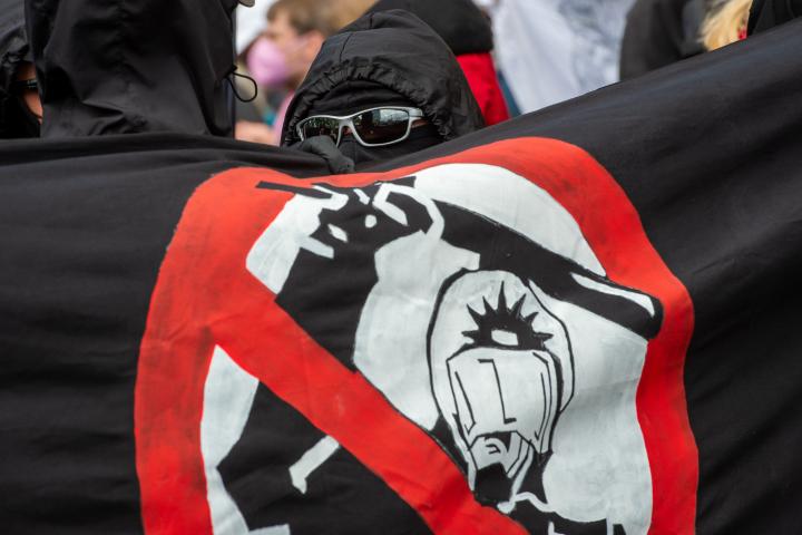 Manifestantes contra el uso de sistemas de reconocimiento facial para vigilar a la población en una protesta en Alemania.